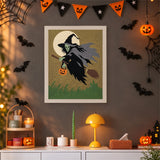 Tableau punch needle sorcière verte accroché au mur dans une déco d'Halloween