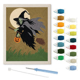 Contenu du kit punch needle sorcière verte : toile sur cadre, aiguilles et fils de laine