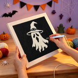 Broderie punch needle en cours, aiguille en main, sur la toile du spectre au chapeau de sorcière