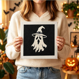 Tableau punch needle spectre blanc tenu en main pour montrer sa taille