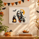 Tableau punch needle squelette à la lanterne accroché au mur dans une déco d'Halloween