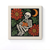 Punch Needle Halloween Squelette Assis : tableau brodé terminé sur son cadre