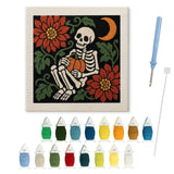 Contenu du kit punch needle squelette : toile sur cadre, aiguilles et fils de laine