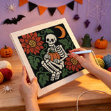 Broderie punch needle en cours sur la toile squelette parmi les fleurs rouges