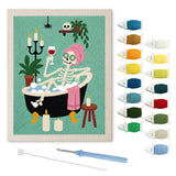 Contenu du kit punch needle squelette au spa : toile sur cadre, aiguilles et fils de laine