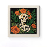 Punch Needle Halloween Squelette Bohème : tableau brodé terminé sur son cadre