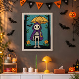 Tableau punch needle squelette en cape accroché au mur dans une déco d'Halloween