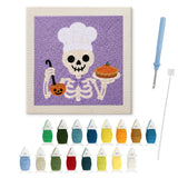 Contenu du kit punch needle Halloween squelette chef : toile sur cadre, aiguilles et fils de laine