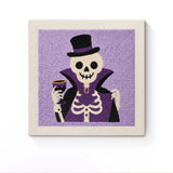 Punch Needle Halloween Squelette Comte : tableau brodé terminé sur son cadre