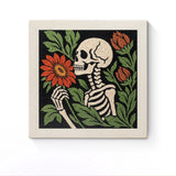 Punch Needle Halloween Squelette Fleur : tableau brodé terminé sur son cadre