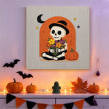 Tableau punch needle squelette fleuri accroché au mur dans une déco d'Halloween