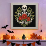 Tableau punch needle squelette fleuri au mur d'une pièce décorée pour Halloween