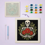 Toile imprimée numérotée à côté du tableau punch needle squelette au bouquet terminé