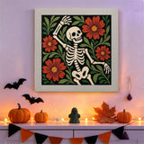 Tableau punch needle squelette dansant accroché au mur dans une déco d'Halloween