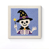 Punch Needle Halloween Squelette Mage : tableau brodé terminé sur son cadre