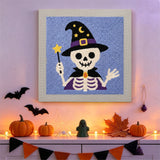 Tableau punch needle squelette mage accroché au mur dans une déco d'Halloween