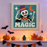 Tableau punch needle squelette magicien accroché au mur dans une déco d'Halloween