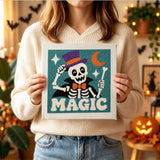 Tableau punch needle squelette magicien tenu en main pour montrer sa taille