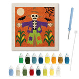Contenu du kit punch needle épouvantail maïs : toile sur cadre, aiguilles et fils de laine