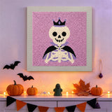 Tableau punch needle squelette royal accroché au mur dans une déco d'Halloween