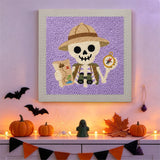 Tableau punch needle squelette safari accroché au mur dans une déco d'Halloween