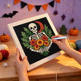 Broderie punch needle en cours sur la toile du squelette au bouquet orange