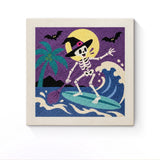Punch Needle Halloween Squelette Surf : tableau brodé terminé sur son cadre