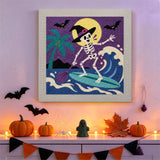Tableau punch needle squelette surfeur accroché au mur dans une déco d'Halloween