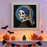 Tableau punch needle squelette au turban au mur d'une pièce décorée pour Halloween