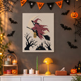 Tableau punch needle squelette sur son balai accroché au mur dans une déco d'Halloween
