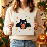 Tableau punch needle chauve-souris sucette tenu en main pour montrer sa taille