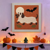 Tableau punch needle teckel fantôme accroché au mur dans une déco d'Halloween
