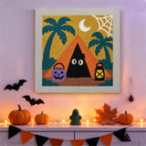 Tableau punch needle tente hantée accroché au mur dans une déco d'Halloween