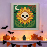 Tableau punch needle tournesol crâne accroché au mur dans une déco d'Halloween