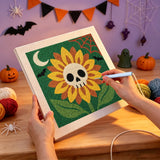 Broderie punch needle en cours sur la toile du tournesol au cœur de crâne