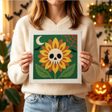 Tableau punch needle tournesol crâne tenu en main pour montrer sa taille