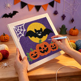 Broderie punch needle en cours, aiguille en main, sur la toile des citrouilles sous la lune