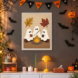 Tableau punch needle trio de fantômes accroché au mur dans une déco d'Halloween