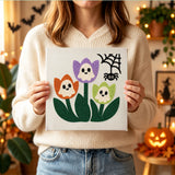 Tableau punch needle tulipes fantômes tenu en main pour montrer sa taille