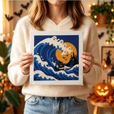 Tableau punch needle vague aux fantômes tenu en main pour montrer sa taille
