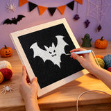 Broderie punch needle en cours, aiguille en main, sur la toile de la chauve-souris blanche à crocs