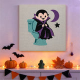 Tableau punch needle vampire aux toilettes accroché au mur dans une déco d'Halloween