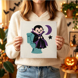 Tableau punch needle petit vampire tenu en main pour montrer sa taille