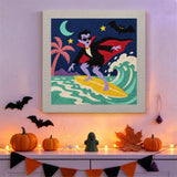 Tableau punch needle vampire surfeur accroché au mur dans une déco d'Halloween