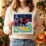 Tableau punch needle vampire surfeur tenu en main pour montrer sa taille