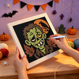 Broderie punch needle en cours, aiguille en main, sur la toile du zombie au visage vert
